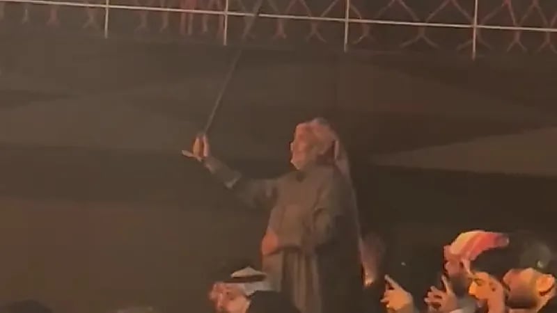 شاهد.. مسن يتفاعل مع العرضة الجنوبية في مسرح إثراء