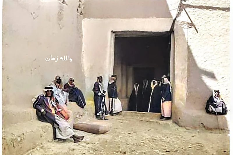 صورة نادرة لمواطنين أمام قصر الحكم في الخمسينات الهجرية