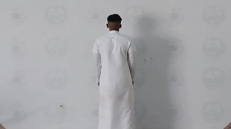 ضبط مواطن لمضايقته وإيذاء المارة وتعطيل السير بمكة