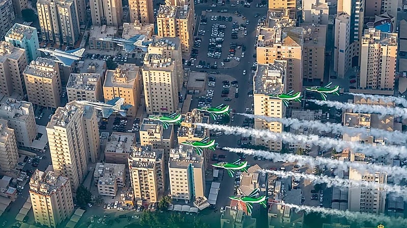 بالصور.. الصقور السعودية تشارك الكويت احتفالها باليوم الوطني