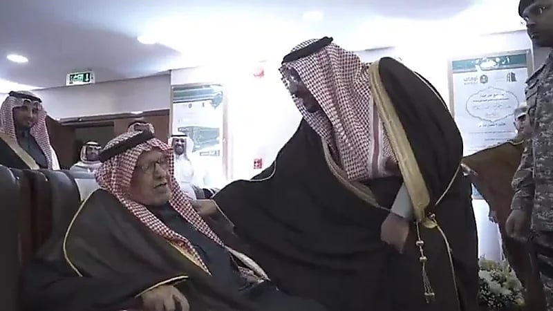 شاهد: أمير القصيم يرفض وقوف معلم له للسلام عليه: والله ما تقوم