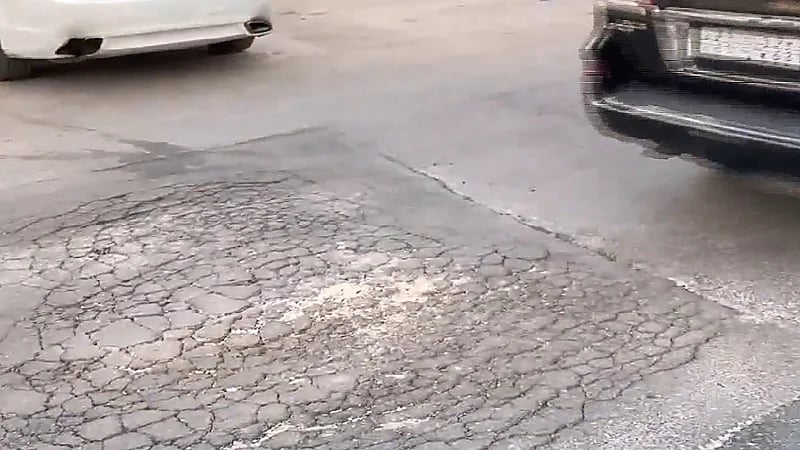 بالفيديو.. حفر الشوارع تسبب أضراراً وحوادث جسيمة