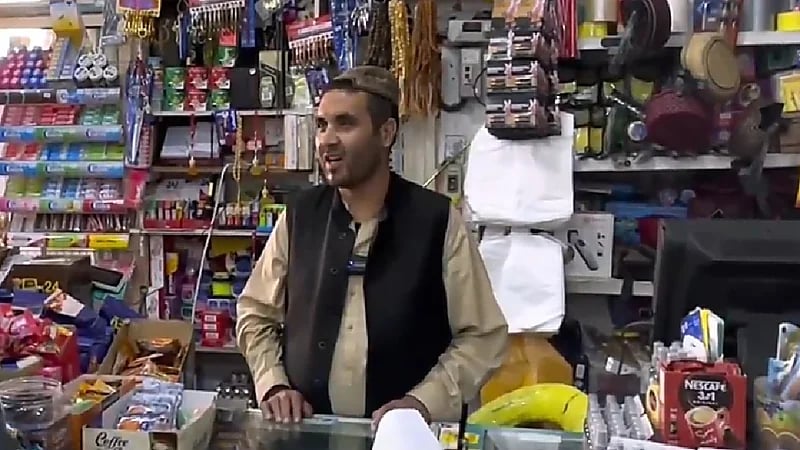 "وش وقعك" .. شاهد: مقيم أفغاني يستقبل زبائنه باللهجة الحائلية