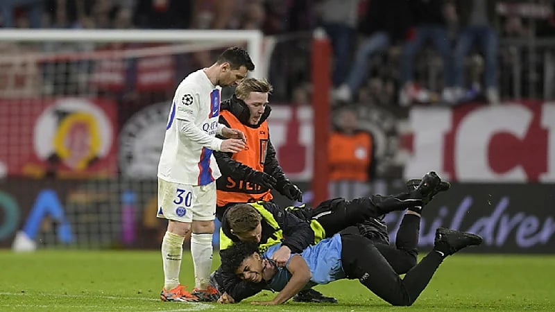 بالفيديو.. سقوط مروع لمشجع حاول التقاط صورة مع ميسي