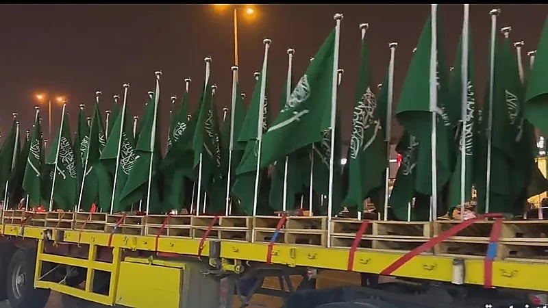 بالفيديو.. مواطن يوزع 10 آلاف علم احتفاء بيوم العلم