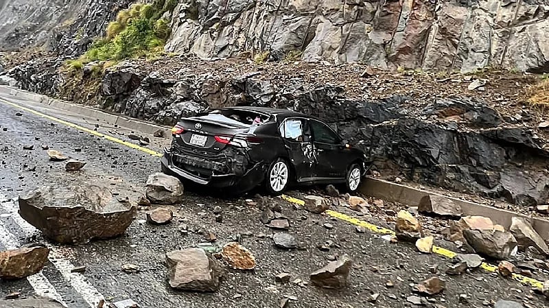 شاهد.. انهيارات صخرية على المركبات بعقبة ضلع بعسير