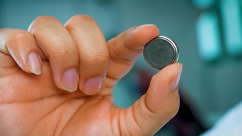 بالفيديو.. المواصفات تحذر من خطورة بطاريات الليثيوم على الأطفال