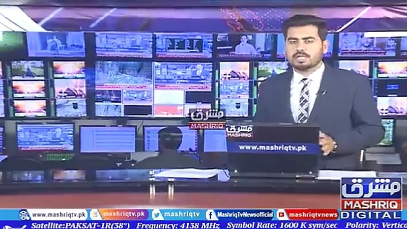 بالفيديو .. مذيع في باكستان ينقل خبر الزلزال خلال وقوعه