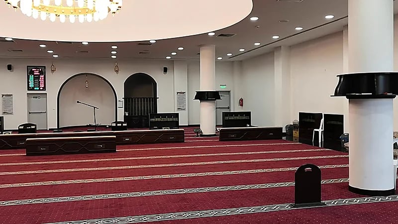 تلاسن نساء أثناء صلاة التروايح داخل مسجد بمكة