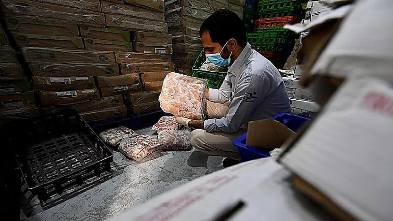 ضبط مستودع يخزن دواجن فاسدة بالرياض