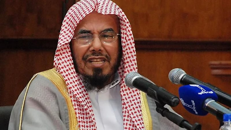 "المطلق" يوضح حكم رجل أفطر في بيته قبل شروعه في السفر