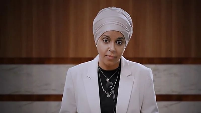 فيديو..تقليد النائبة الأمريكية إلهان عمر: تكفون يا أهل السعودية سامحوني