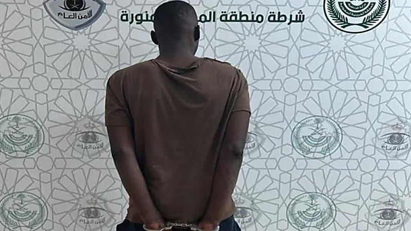 ضبط مواطن اعتدى على ذويه وامرأة في مكان عام 