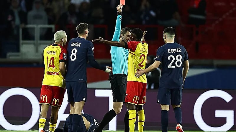 بعد تعرضه لإصابة قوية..ساليس يعتذر لحكيمي عن تدخله المتهور