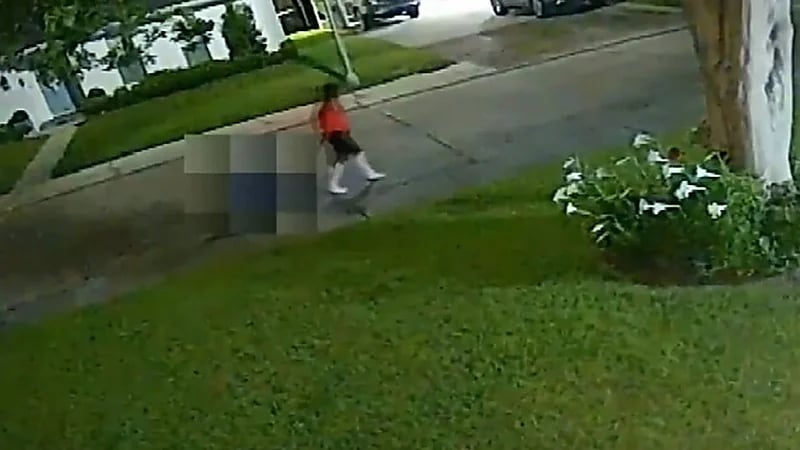 امرأة تقتل طفلة عشيقها وترمي جثتها أمام منزل والدتها