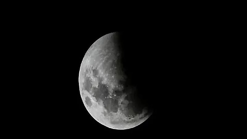 الجمعة..سماء المملكة على موعد مع "خسوف القمر الكاذب"