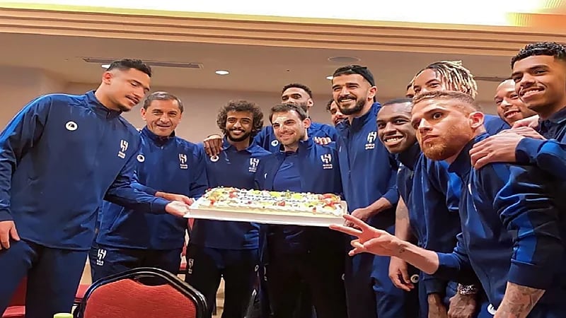 فيديو..لاعبو الهلال يحتفلون بيوم ميلاد أحد أفراد الطاقم الفني