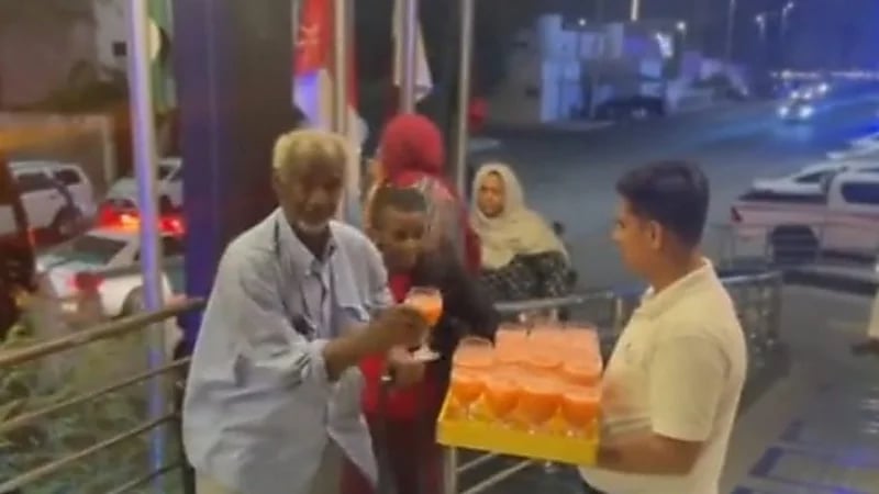 شاهد.. استقبال رعايا سفينة "جلالة الملك الرياض" في فندق بجدة