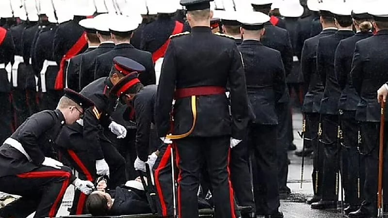 بالصور .. إغماء جنود في موكب تتويج الملك تشارلز