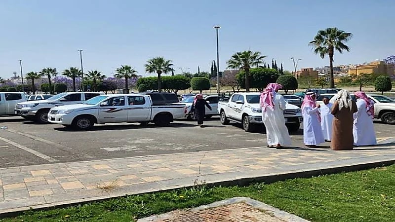 شائعة تتسبب في تجمع عدد كبير من المواطنين أمام محكمة بأبها