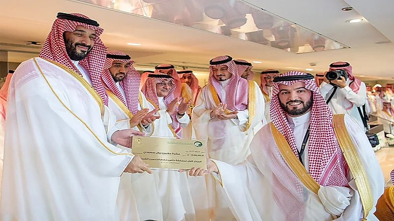 شاهد .. فهد بن نافل للاعبي الهلال: اليوم أول وآخر مرة أشيل الكأس معكم