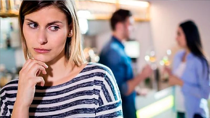 نصائح للتعامل مع أخت الخطيب الغيورة قبل الزواج .. فيديو