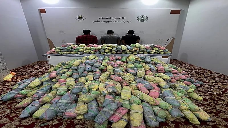 القبض على 3 مقيمين لترويجهم 443 كيلو جرامًا من القات المخدر