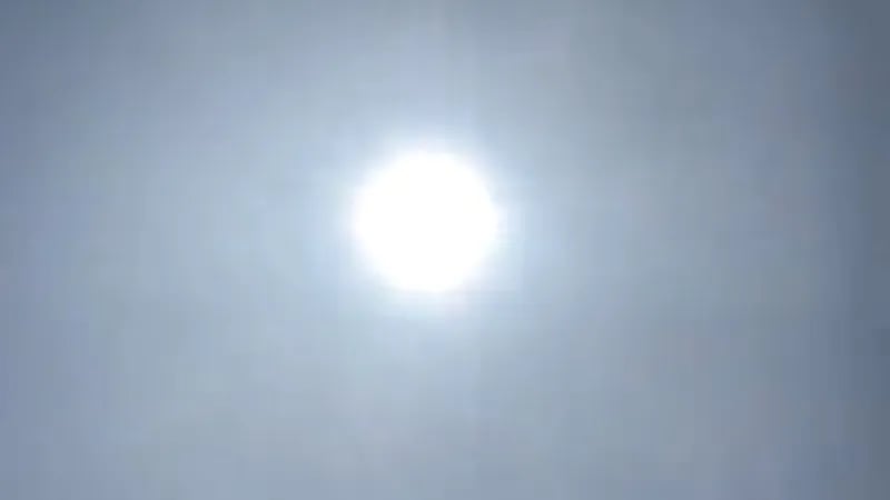 ظاهرة غريبة للشمس في سماء صامطة (فيديو)