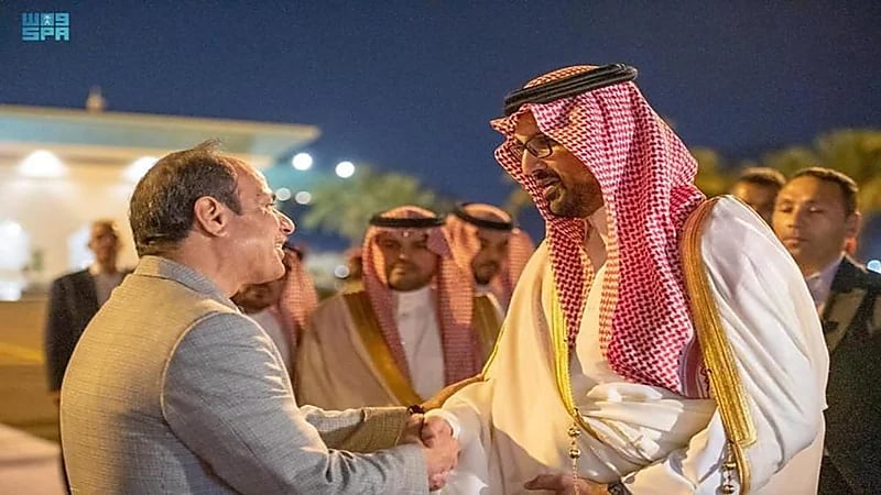 بالصور.. الرئيس المصري يغادرُ المدينةَ المنورةَ