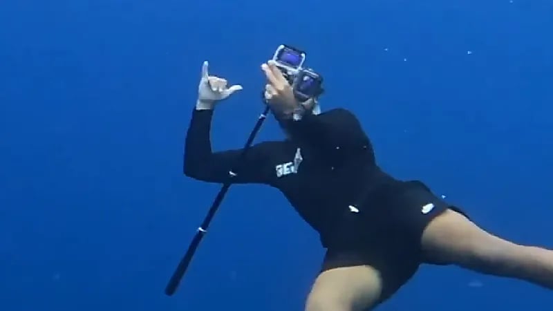 شاب سعودي يسبح مع حيتان العنبر في مياه المحيط الهندي (فيديو)