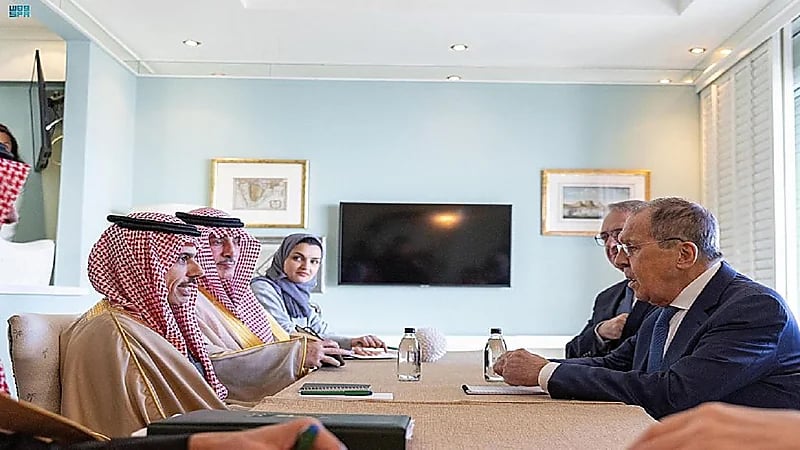 لافروف يغلق نافذة غرفة الاجتماعات أثناء لقائه بوزير الخارجية.. فيديو