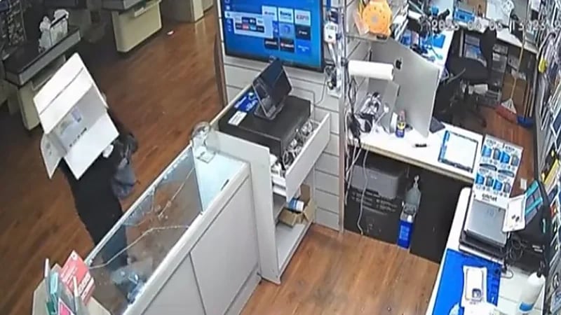 لص يقتحم متجر جوالات ويسرق 19 جهاز آيفون ..فيديو 