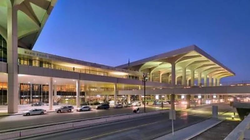 انقطاع التيار الكهربائي يتسبب في تأخير الرحلات بمطار الملك فهد الدولي .. فيديو