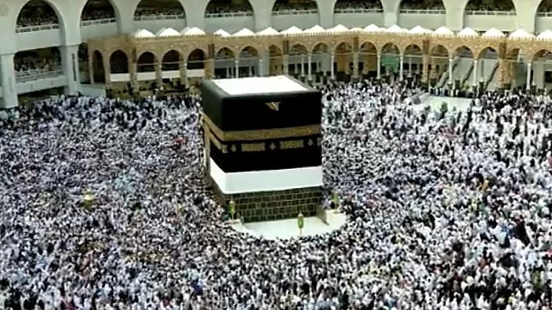 المعتمرون يرسمون هندسة إلهية بانسيابية عالية حول البيت العتيق .. فيديو