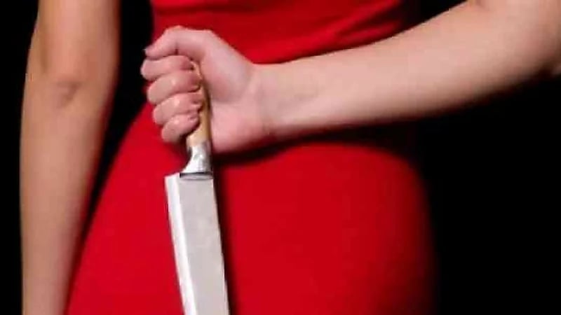 رجل يدخل في علاقة غرامية.. وعشيقته تطعن زوجته بسكين
