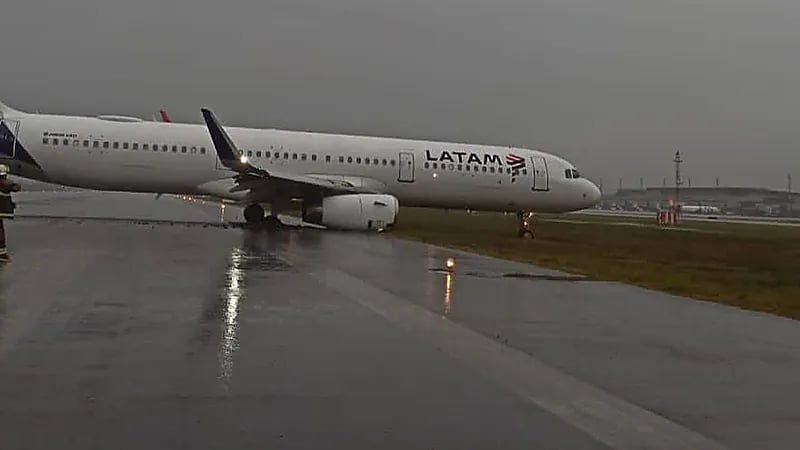 مسافر يوثق لحظة انزلاق الطائرة بعد هبوطها