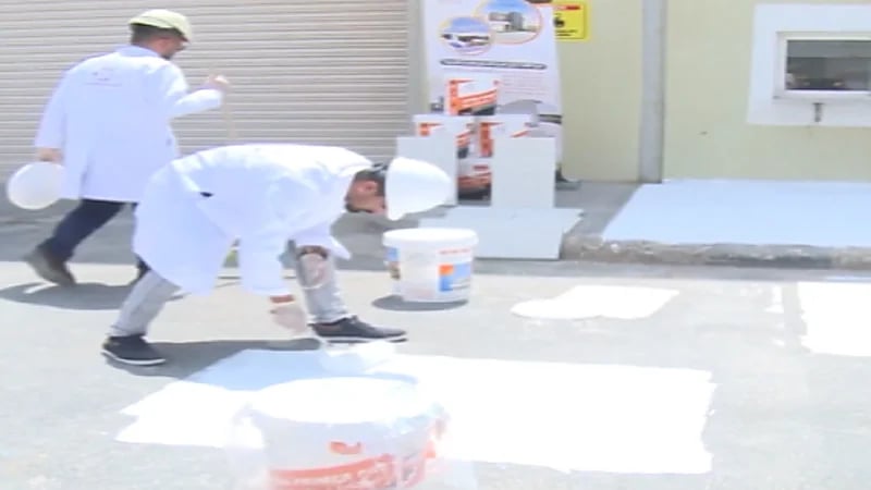 طلاء أبيض يخفض درجة الحرارة لأول مرة بالمملكة.. فيديو