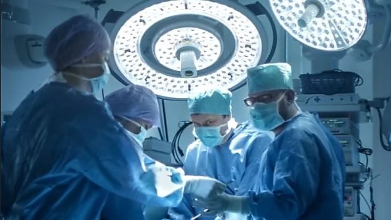 جراحة ناجحة تنقذ أربعيني من ملازمة الكرسي المتحرك