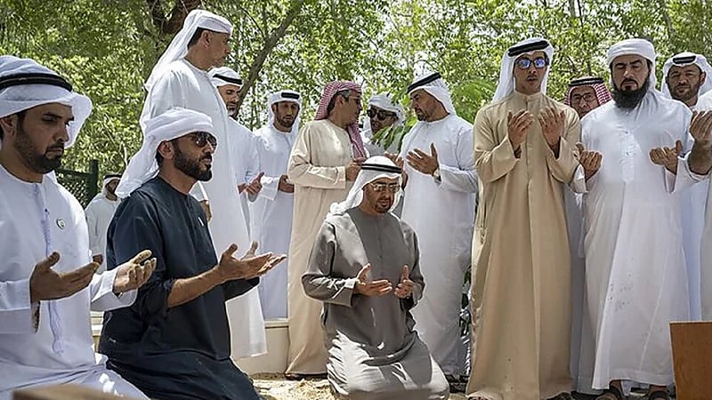 رئيس الإمارات يشارك في مراسم دفن أخيه.. صور