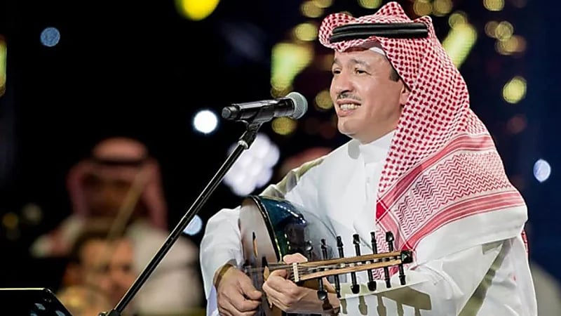 طلال سلامة منسجم مع صوته في أحد المقاهي.. فيديو