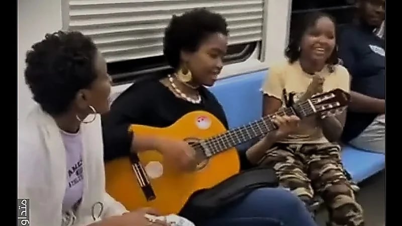 غناء سودانيات في مترو القاهرة وسط تفاعل من الركاب .. فيديو