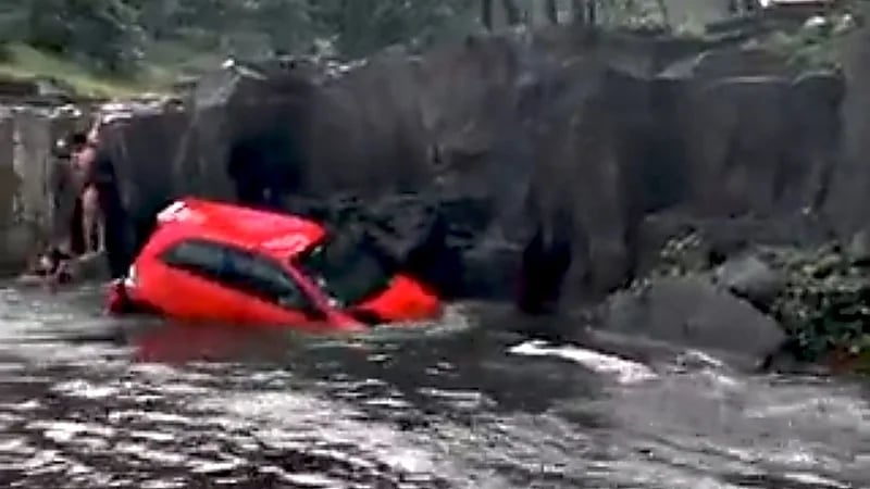 أب لا يجيد السباحة يقفز في الماء لإنقاذ ابنته .. فيديو