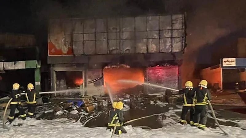 اندلاع حريق في محلين تجاريين بصبيا.. صور