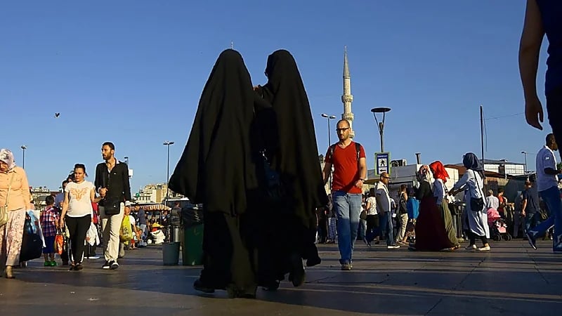 تفاصيل تعرض أسرة سعودية للاعتداء ونهب مجوهراتهم في اسطنبول .. فيديو