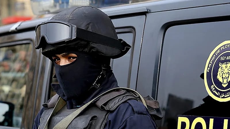 لحظة القبض على فنان مصري بتهمة حيازة مواد مخدرة..فيديو