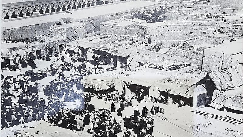 لقطة مميزة لسوق الرياض والنخيل والبيوت القديمة .. صورة