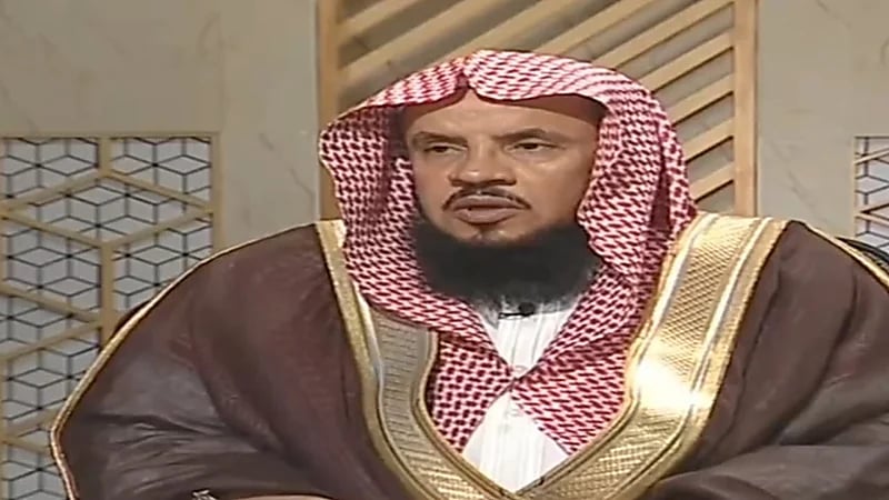 سعد السبر يوضح حكم مصافحة المرأة للرجال الأجانب.. فيديو