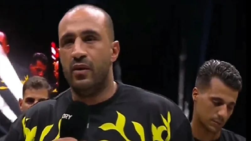 ملاكم مغربي يبكي ويعلن انسحابه من نزال بسبب زلزال المغرب .. فيديو