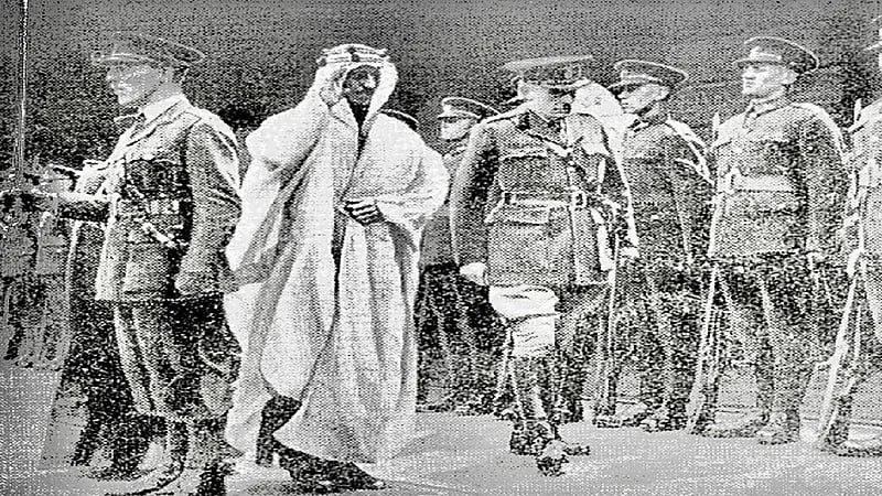 صورة قديمة للملك سعود لدى استقباله بقصر باكنغهام في لندن