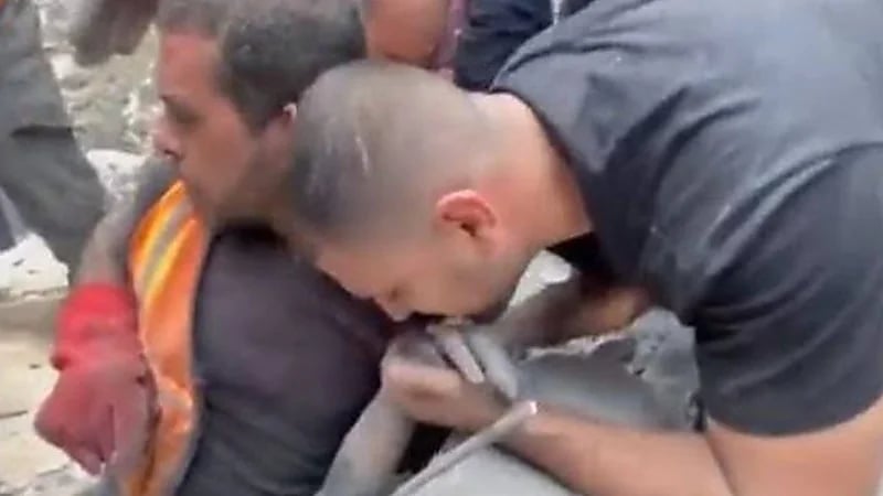 فلسطيني يقبل يد والداته المتوفاه تحت الأنقاض في غزة .. فيديو